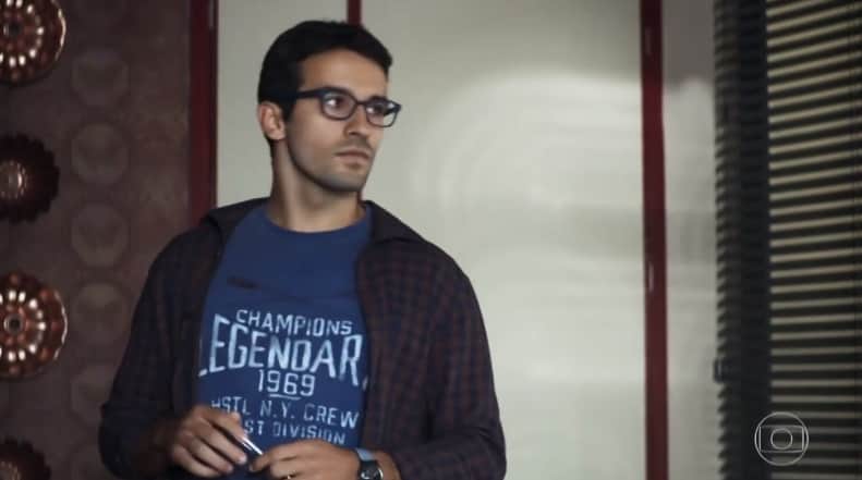 Zé Hélio (Bruno Bevan) é o irmão mais tímido da família de Eusébio (Marco Nanini) em A Dona do Pedaço da Globo Zé Hélio (Bruno Bevan) é o irmão mais tímido da família de Eusébio (Marco Nanini) em A Dona do Pedaço da Globo