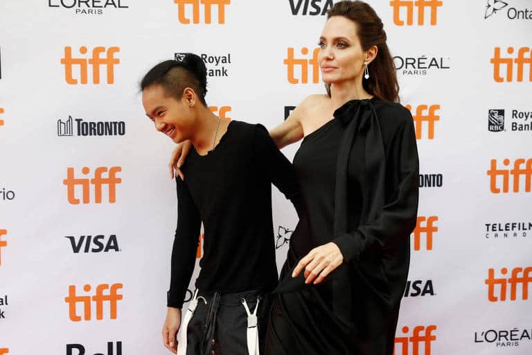 A atriz Agelina Jolie fica arrasada por seu filho Maddox decidir sair de casa (Foto: Reprodução) A atriz Agelina Jolie fica arrasada por seu filho Maddox decidir sair de casa (Foto: Reprodução)