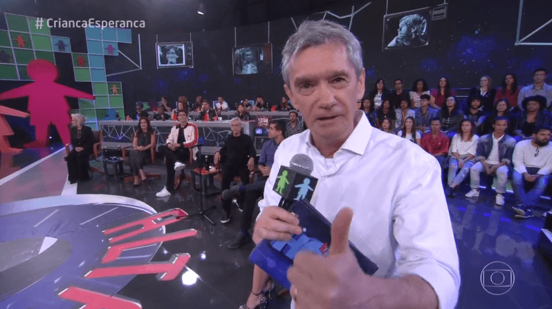 Serginho Grosiman no comando do Altas Horas do último sábado (17), que bateu recorde de audiência (Foto: Reprodução/Globo) Serginho Grosiman no comando do Altas Horas do último sábado (17), que bateu recorde de audiência (Foto: Reprodução/Globo)