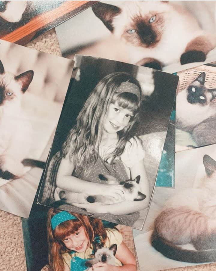 Marina Ruy Barbosa criança com Ruth, sua gata de estimação - Foto: reprodução Instagram Marina Ruy Barbosa criança com Ruth, sua gata de estimação - Foto: reprodução Instagram
