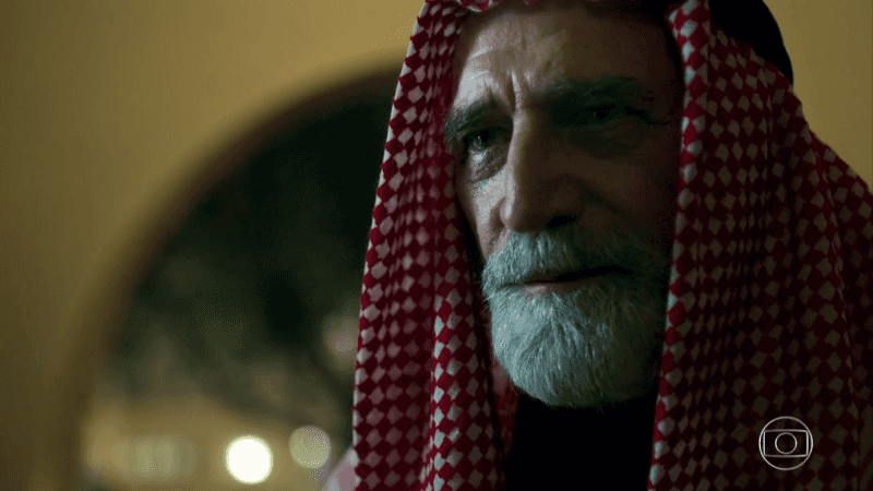 Aziz (Herson Capri) em Órfãos da Terra; assassino do sheik na novela é revelado (Foto: Reprodução/Globo) Aziz (Herson Capri) em Órfãos da Terra; assassino do sheik na novela é revelado (Foto: Reprodução/Globo)