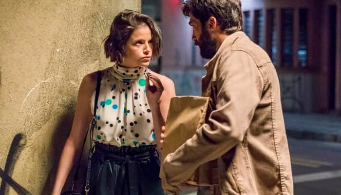 Josiane (Agatha Moreira) manda Rael (Rafael Queiroz) incendiar fábrica de bolos de Maria da Paz (Juliana Paes) em A Dona do Pedaço (Foto: Globo/Paulo Belote) Josiane (Agatha Moreira) manda Rael (Rafael Queiroz) incendiar fábrica de bolos de Maria da Paz (Juliana Paes) em A Dona do Pedaço (Foto: Globo/Paulo Belote)