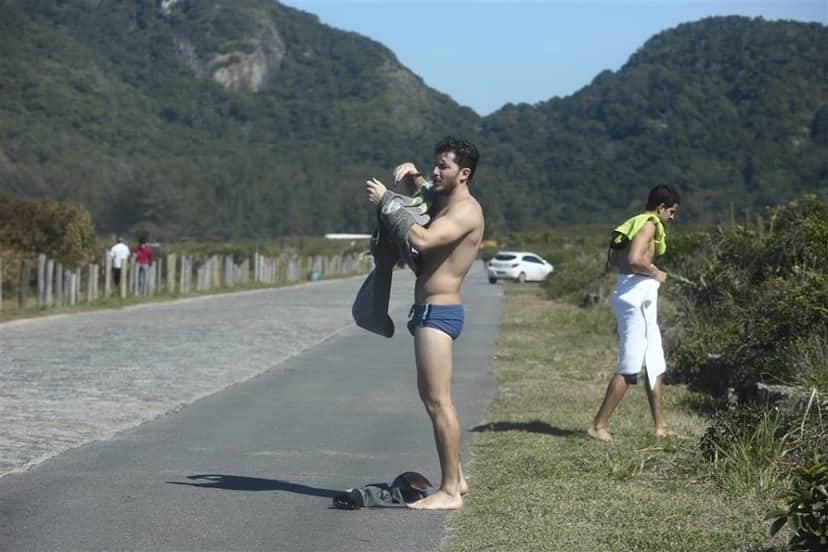Klebbler Toledo e Enzo Celulari vão a praia e trocam de roupa no meio da rua (Foto: Reprodução) Klebbler Toledo e Enzo Celulari vão a praia e trocam de roupa no meio da rua (Foto: Reprodução)