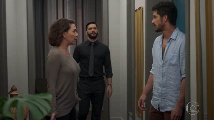 Marcos (Romulo Estrela) expulsará Diogo (Armando Babaioff) da editora após escutar conversa com Nana (Fabiula Nascimento) em Bom Sucesso (Foto: Reprodução/Globo) Marcos (Romulo Estrela) expulsará Diogo (Armando Babaioff) da editora após escutar conversa com Nana (Fabiula Nascimento) em Bom Sucesso (Foto: Reprodução/Globo)