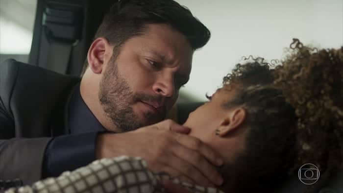 Diogo (Armanado Babaioff) e Gisele (Sheron Menezzes) em cena de Bom Sucesso (Foto: Reprodução/Globo) Diogo (Armanado Babaioff) e Gisele (Sheron Menezzes) em cena de Bom Sucesso (Foto: Reprodução/Globo)