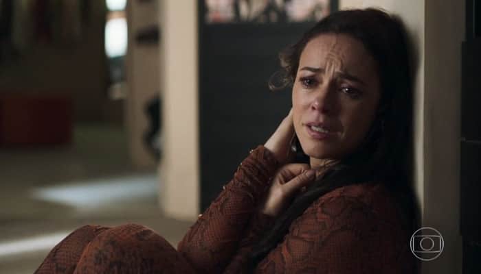 Vivi (Paolla Oliveira) tentará fugir do país com Chiclete para se livrar de ex-noivo em A Dona do Pedaço (Foto: Reprodução/Globo) Vivi (Paolla Oliveira) tentará fugir do país com Chiclete para se livrar de ex-noivo em A Dona do Pedaço (Foto: Reprodução/Globo)