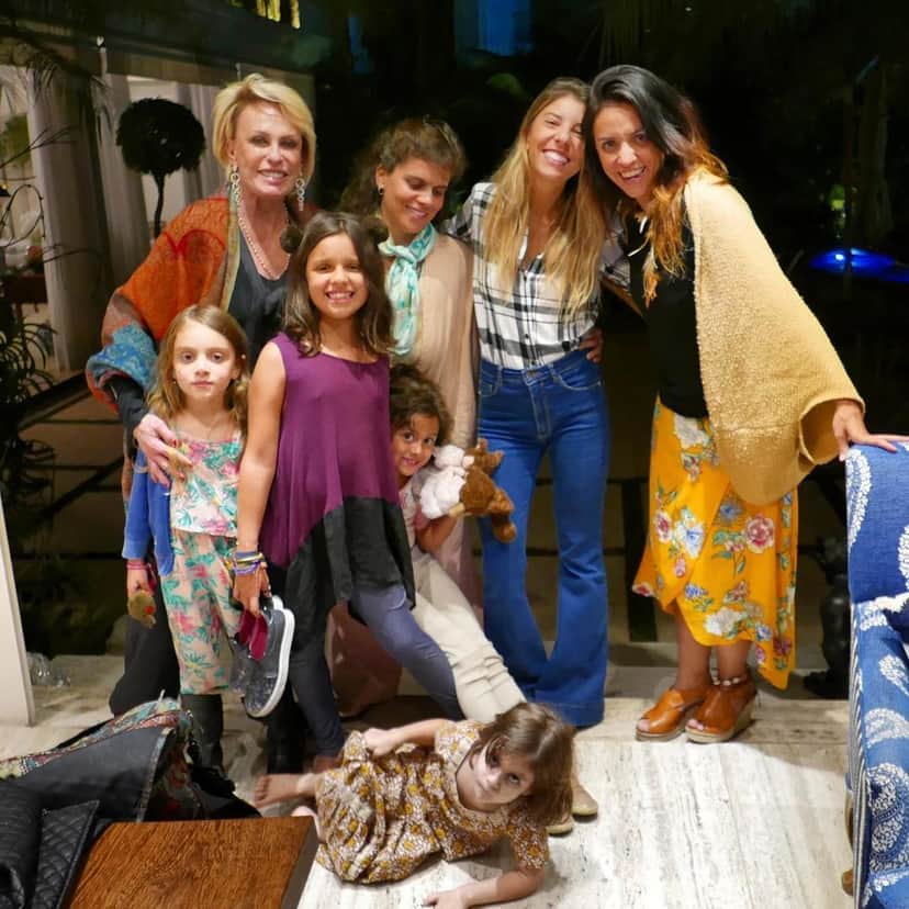 Ana Maria Braga posou com a sua família em um clique das redes sociais (Foto: Reprodução/Instagram)