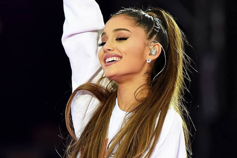 A cantora Ariana Grande apareceu no show de Barbra e cantou com ela, emocionando a todos (Foto: Reprodução) A cantora Ariana Grande apareceu no show de Barbra e cantou com ela, emocionando a todos (Foto: Reprodução)