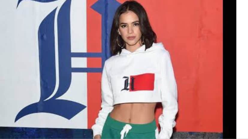 Bruna Marquezine usa moletom de famoso ator da Globo (Imagem: Reprodução) Bruna Marquezine usa moletom de famoso ator da Globo (Imagem: Reprodução)