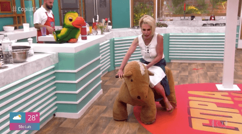 Ana Maria Braga montando no cavalinho de pelúcia elétrico durante o Mais Você. Foto: Reprodução/Globo