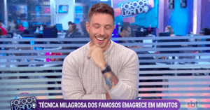 Gabriel Cartolano apareceu sem camisa durante matéria no Fofocalizando e deixou os apresentadores sem fôlego. Foto: Reprodução/SBT