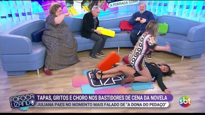 Lívia Andrade e Mara Maravilha aparecem brigando no Fofocalizando (Foto: Reprodução/SBT) Lívia Andrade e Mara Maravilha aparecem brigando no Fofocalizando (Foto: Reprodução/SBT)