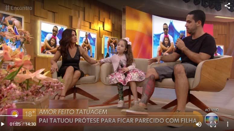Fátima Bernardes se divertiu bastante com presença de criança no palco do encontro (Foto: Globo) Fátima Bernardes se divertiu bastante com presença de criança no palco do encontro (Foto: Globo)