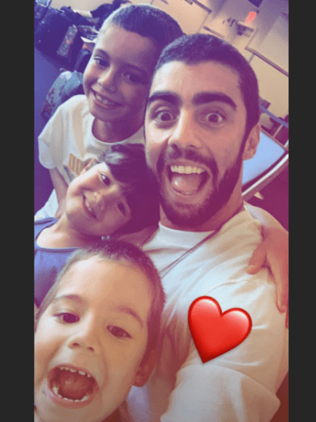 Pedro Scooby fala das dificuldades para conseguir viajar com os filhos. Ele apresentará Anitta para as crianças (Imagem: Instagram) Pedro Scooby fala das dificuldades para conseguir viajar com os filhos. Ele apresentará Anitta para as crianças (Imagem: Instagram)