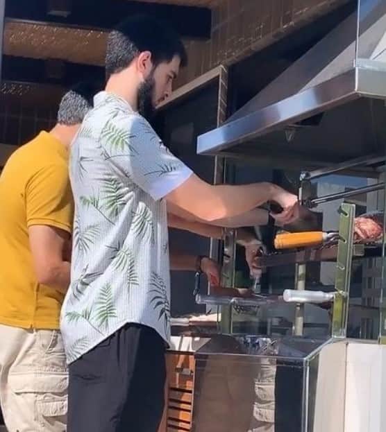 O apresentador do Jornal Nacional, da TV Globo, William Bonner assando churrasco ao lado do filho (Reprodução: Instagram) O apresentador do Jornal Nacional, da TV Globo, William Bonner assando churrasco ao lado do filho (Reprodução: Instagram)