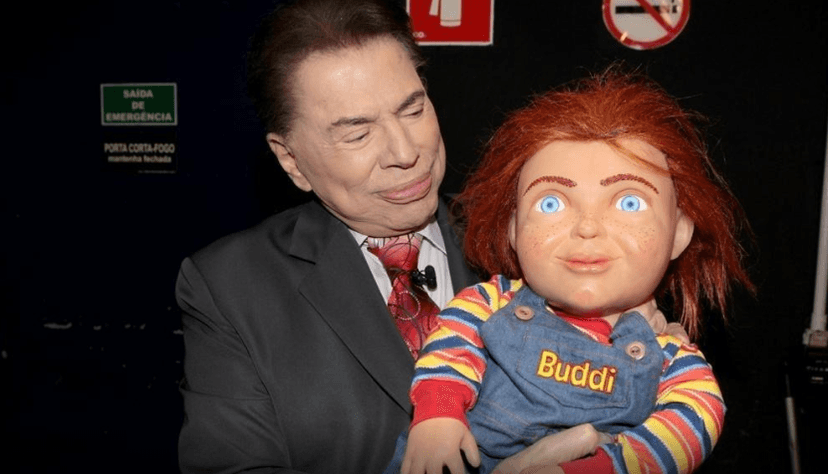 Silvio Santos ao lado de Chucky, o Boneco Assassino Imagem: Divulgação/SBT Silvio Santos ao lado de Chucky, o Boneco Assassino Imagem: Divulgação/SBT
