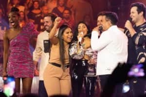 Iza, apresentadora do Música Boa Ao vivo, comemora com seus famosos convidados a premiação de Simone e Simaria (Foto: CJtoskano) Iza, apresentadora do Música Boa Ao vivo, comemora com seus famosos convidados a premiação de Simone e Simaria (Foto: CJtoskano)
