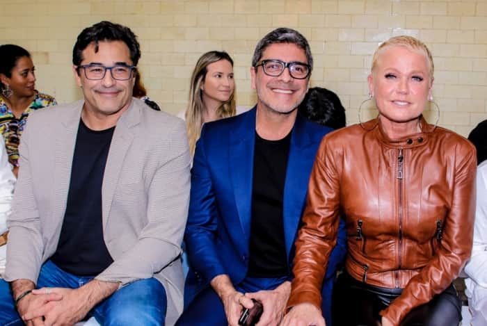 Xuxa, Luciano Szafir e Juno acompanharam o desfile de Sasha em São Paulo. Imagem AG News) Xuxa, Luciano Szafir e Juno acompanharam o desfile de Sasha em São Paulo. Imagem AG News)