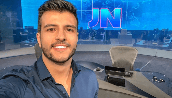 Matheus Ribeiro william bonner na redação do Jornal Nacional; jornalista da afiliada da Globo em Goiás vai integrar rodízio de apresentadores do JN (Foto: Reprodução/Instagram) Matheus Ribeiro william bonner na redação do Jornal Nacional; jornalista da afiliada da Globo em Goiás vai integrar rodízio de apresentadores do JN (Foto: Reprodução/Instagram)