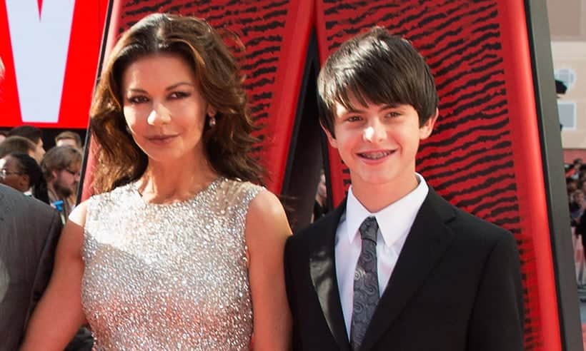 Atriz Catherine Zeta-Jones e seu filho Dylan (Foto: Reprodução) Atriz Catherine Zeta-Jones e seu filho Dylan (Foto: Reprodução)