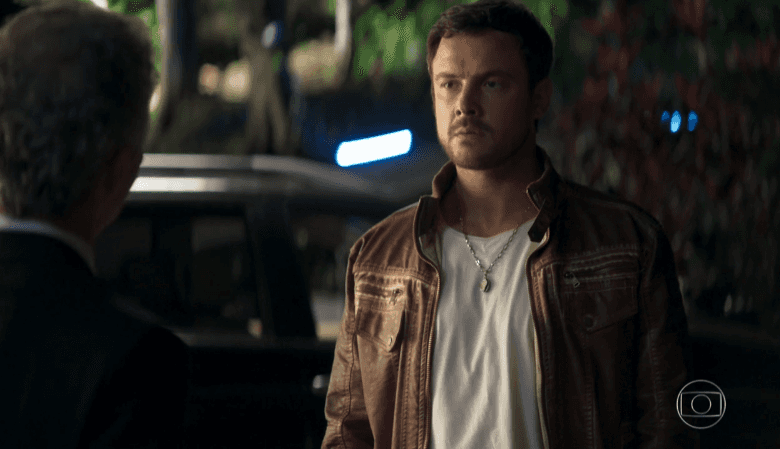 Chiclete (Sergio Guizé) vai cometer assassinato e matar Cosme em A Dona do Pedaço (Foto: Reprodução/Globo) Chiclete (Sergio Guizé) vai cometer assassinato e matar Cosme em A Dona do Pedaço (Foto: Reprodução/Globo)
