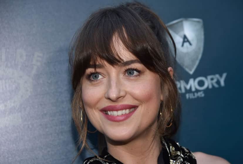 A atriz Dakota Johnson fez uma mudança em seu visual e surpreendeu a todos (Foto: Reprodução) A atriz Dakota Johnson fez uma mudança em seu visual e surpreendeu a todos (Foto: Reprodução)