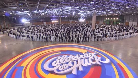 Quadro do Caldeirão do Huck com "dominó humano" (Foto: Reprodução/TV Globo) Quadro do Caldeirão do Huck com "dominó humano" (Foto: Reprodução/TV Globo)