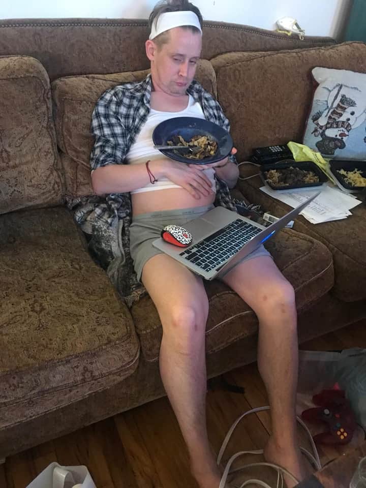 Estrela de Esqueceram de Mim, Macaulay Culkin publicou foto bizarra nas redes sociais. (Foto: Reprodução/Twitter) Estrela de Esqueceram de Mim, Macaulay Culkin publicou foto bizarra nas redes sociais. (Foto: Reprodução/Twitter)