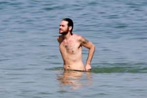 Fabíula Nascimento e Emílio Dantas são flagrados em praia da Barra com o cachorrinho Imagem AgNews) Fabíula Nascimento e Emílio Dantas são flagrados em praia da Barra com o cachorrinho Imagem AgNews)
