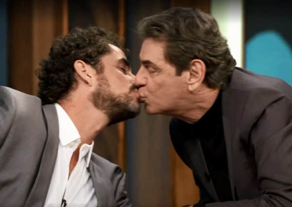 Felipe Andreoli recebe um selinho de seu pai, Luiz Andreoli durante o Conversa com Bial na Globo (Imagem: Globo) Felipe Andreoli recebe um selinho de seu pai, Luiz Andreoli durante o Conversa com Bial na Globo (Imagem: Globo)