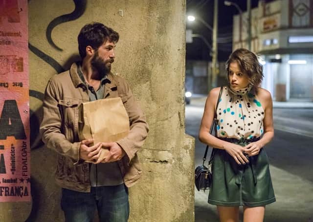 Rael (Rafael Queiroz) e Josiane (Agatha Moreira) em cena de A Dona do Pedaço (Foto: Globo/Paulo Belote) Rael (Rafael Queiroz) e Josiane (Agatha Moreira) em cena de A Dona do Pedaço (Foto: Globo/Paulo Belote)