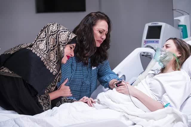 Fairouz (Yasmin Garcez) e Rania (Eliane Giardini), visitando Dalila (Alice Wegmann) no hospital em Órfãos da Terra (Foto: Globo/João Miguel Júnior) Fairouz (Yasmin Garcez) e Rania (Eliane Giardini), visitando Dalila (Alice Wegmann) no hospital em Órfãos da Terra (Foto: Globo/João Miguel Júnior)