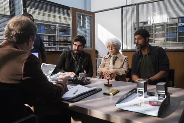 Jamil (Renato Góes) e Hussein (Bruno Cabrerizo) provam inocência de Almeidinha (Danton Melo) com ajuda de Calpúrnia (Cecília Homem de Melo) em Órfãos da Terra (Foto: Globo/Victor Pollak) Jamil (Renato Góes) e Hussein (Bruno Cabrerizo) provam inocência de Almeidinha (Danton Melo) com ajuda de Calpúrnia (Cecília Homem de Melo) em Órfãos da Terra (Foto: Globo/Victor Pollak)
