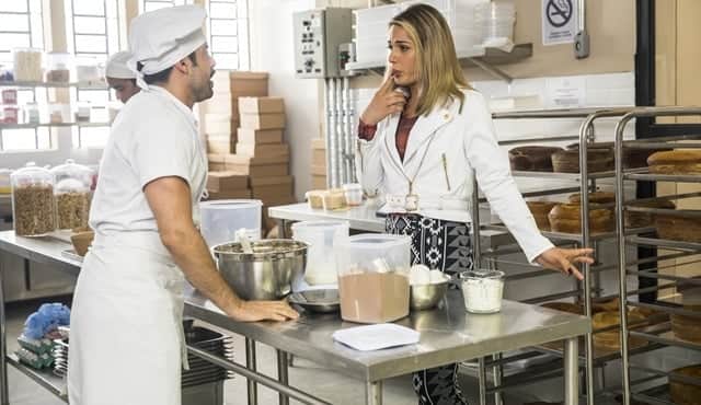 Abel (Pedro Carvalho) saberá que Britney (Glamour Garcia) é homem em A Dona do Pedaço; Walcyr Carrasco reescreveu cena (Foto: Globo/João Miguel Júnior) Abel (Pedro Carvalho) saberá que Britney (Glamour Garcia) é homem em A Dona do Pedaço; Walcyr Carrasco reescreveu cena (Foto: Globo/João Miguel Júnior)