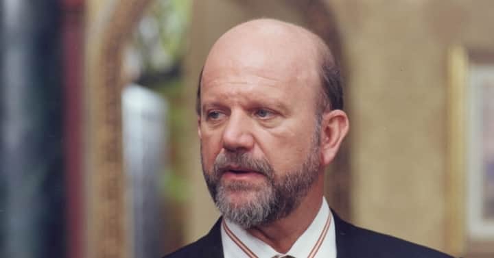 Adalberto Vasconcellos (Cecil Thiré) foi apontado como o serial killer de A Próxima Vítima, que causou um dos maiores mistérios das novelas. (Foto: Divulgação) Adalberto Vasconcellos (Cecil Thiré) foi apontado como o serial killer de A Próxima Vítima, que causou um dos maiores mistérios das novelas. (Foto: Divulgação)
