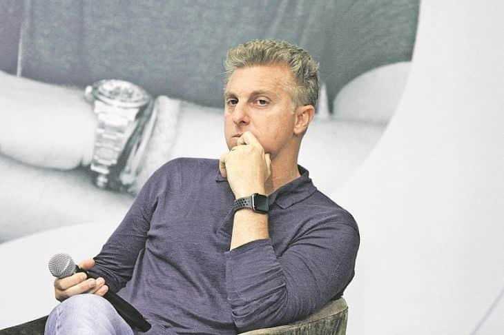 Luciano Huck é flagrado zombando de Paula Fernandes e cantora responde a altura Luciano Huck é flagrado zombando de Paula Fernandes e cantora responde a altura