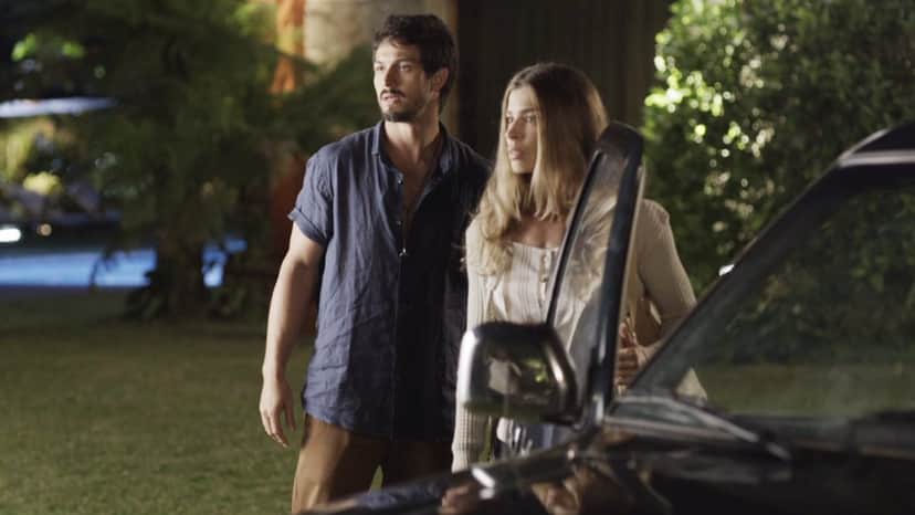 Paloma cede e aceita carona de Marcos (Foto: Reprodução/Globo) Paloma cede e aceita carona de Marcos (Foto: Reprodução/Globo)