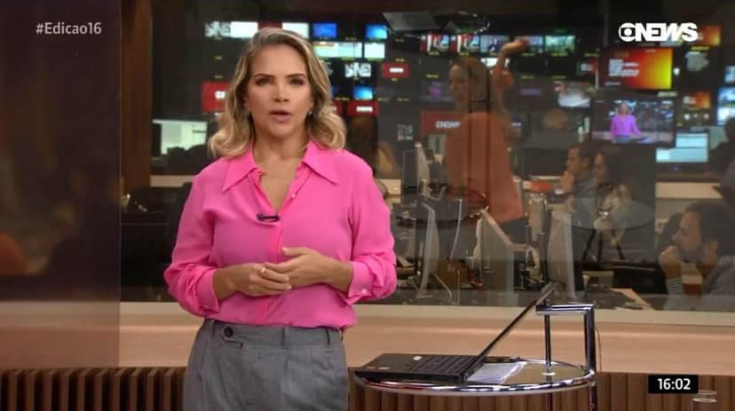 Maria Beltrão é flagrada rebolando ao vivo enquanto Leila Sterenberg apresenta jornal na Globo News (Imagem: Reprodução) Maria Beltrão é flagrada rebolando ao vivo enquanto Leila Sterenberg apresenta jornal na Globo News (Imagem: Reprodução)