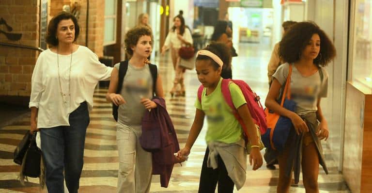 Marieta Severo passeia com as netas no Shopping do Rio de Janeiro (Imagem: Ag News) Marieta Severo passeia com as netas no Shopping do Rio de Janeiro (Imagem: Ag News)