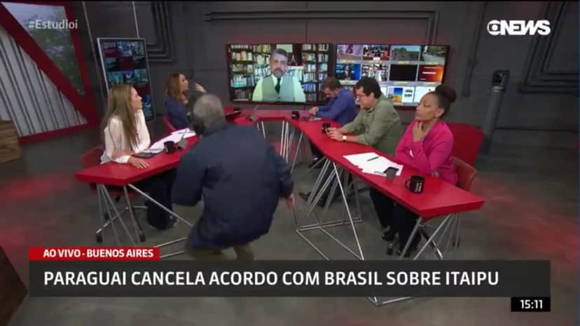 Produtor do Globonews aparece sem querer no meio do programa ao vivo (Imagem: reprodução) Produtor do Globonews aparece sem querer no meio do programa ao vivo (Imagem: reprodução)