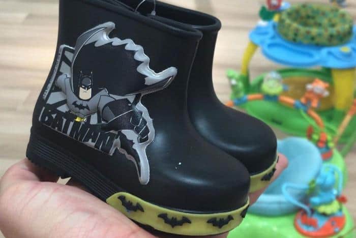 Rafael Vitti compra galochas do Batman para sua filha com Tatá Werneck e é criticado (imagem/Instagram) Rafael Vitti compra galochas do Batman para sua filha com Tatá Werneck e é criticado (imagem/Instagram)