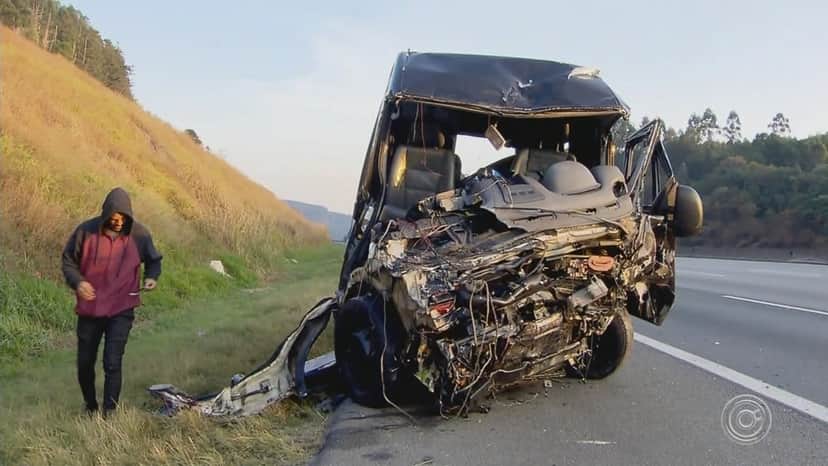 Van da Banda Sampa Crew é atingida por um carro na contra-mão e deixa um morto e nove feridos em acidente (Imagem: G1) Van da Banda Sampa Crew é atingida por um carro na contra-mão e deixa um morto e nove feridos em acidente (Imagem: G1)