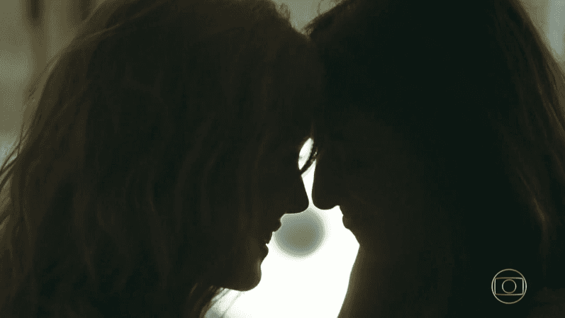 Valéria (Bia Arantes) e Camila (Anaju Dorigon) em cena de beijo gay cortada de Órfãos da Terra (Foto: Reprodução/Globo)