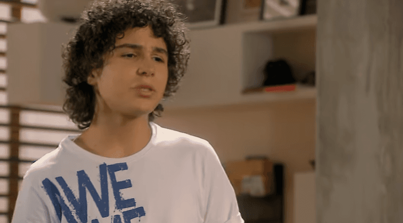 João (Igor Jansen) vai partir para cima de Pendleton (Dalton Vigh) em cena na novela As Aventuras de Poliana, do SBT. (Foto: Reprodução)