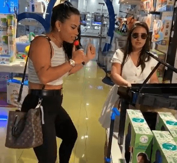 Simone apareceu com nova dupla. Será que a parceria com Simaria acabou? (Foto: Reprodução) Simone apareceu com nova dupla. Será que a parceria com Simaria acabou? (Foto: Reprodução)