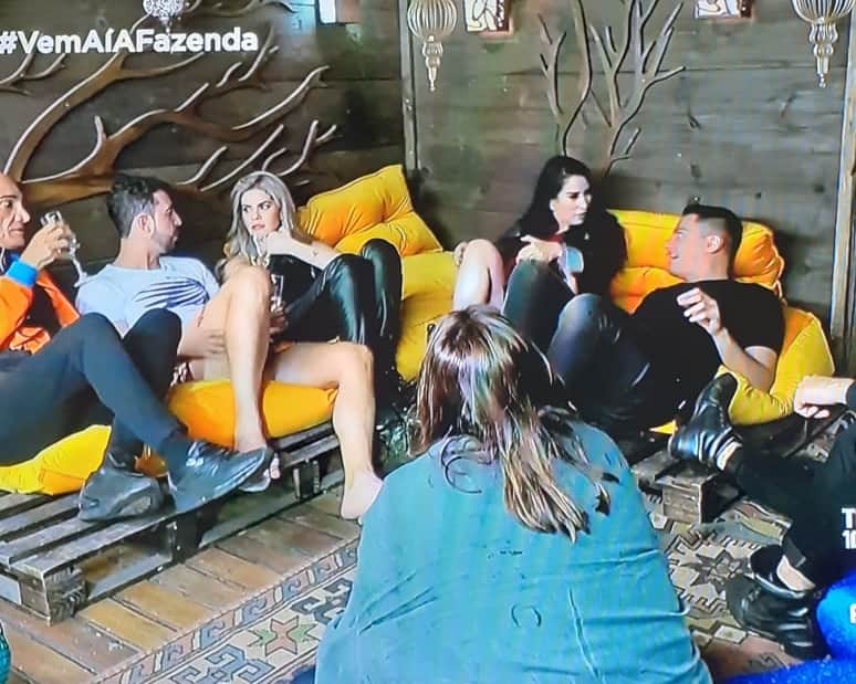 Leo Dias revela vontade de fazer cirurgia plástica no reality show A Fazenda. (Foto: Reprodução) Leo Dias revela vontade de fazer cirurgia plástica no reality show A Fazenda. (Foto: Reprodução)
