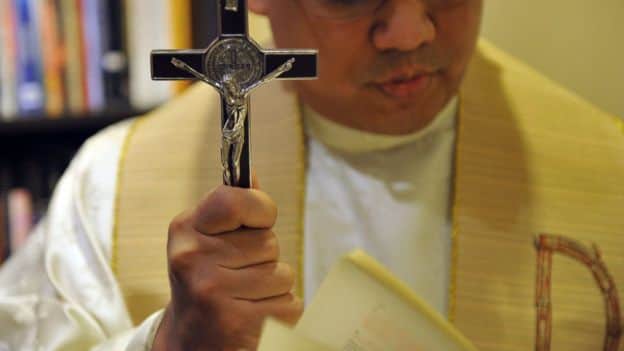 Famosos padres e pastores são envolvidos em diversos rituais, omo exorcismo (Foto: Reprodução) Famosos padres e pastores são envolvidos em diversos rituais, omo exorcismo (Foto: Reprodução)