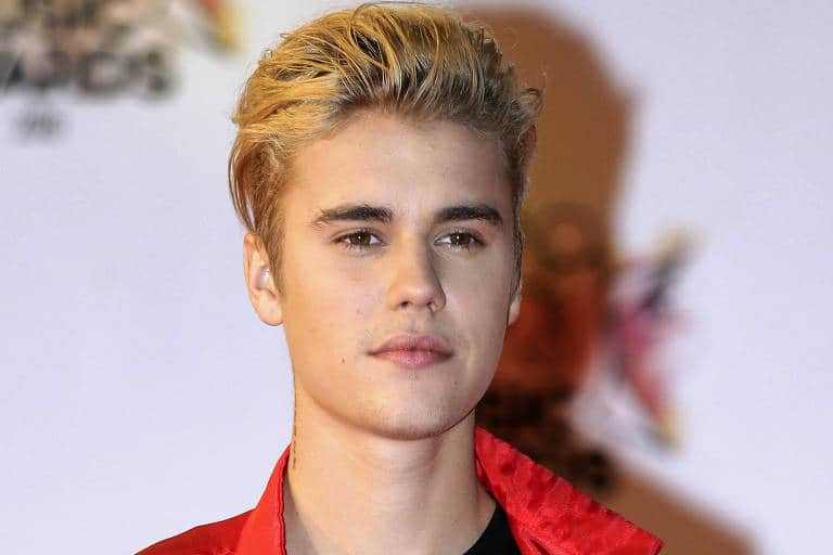 O cantor Justin Bieber mostra dentes de diamantes que ele tem e impressiona a todos (Foto: Reprodução) O cantor Justin Bieber mostra dentes de diamantes que ele tem e impressiona a todos (Foto: Reprodução)