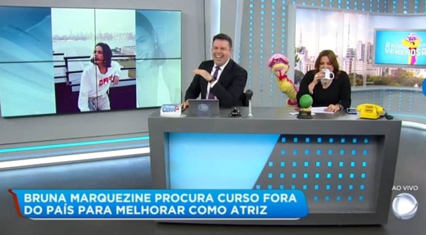 Matehus Furlan e Fabíola Reipert fizeram piada com salário de Bruna Marquezine ao vivo na Record. (Foto: Reprodução) Matehus Furlan e Fabíola Reipert fizeram piada com salário de Bruna Marquezine ao vivo na Record. (Foto: Reprodução)