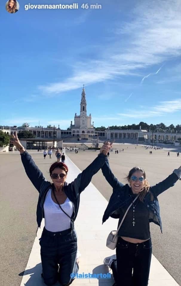 Giovanna Antonelli e amiga caminharam ajoelhadas em igreja de Fátima em Portugal. (Foto: Reprodução) Giovanna Antonelli e amiga caminharam ajoelhadas em igreja de Fátima em Portugal. (Foto: Reprodução)